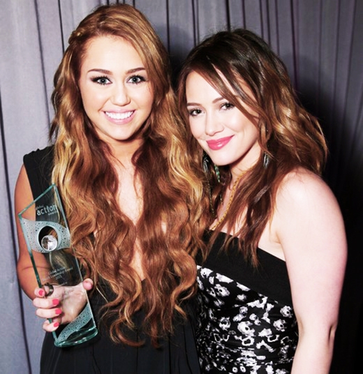 
	
	Hilary Duff và Miley Cyrus